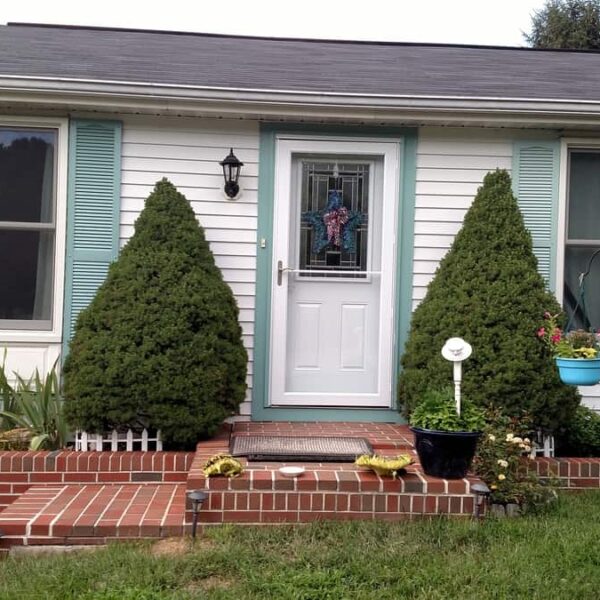 Spray Painting a Metal Accent Table B4 and Afters