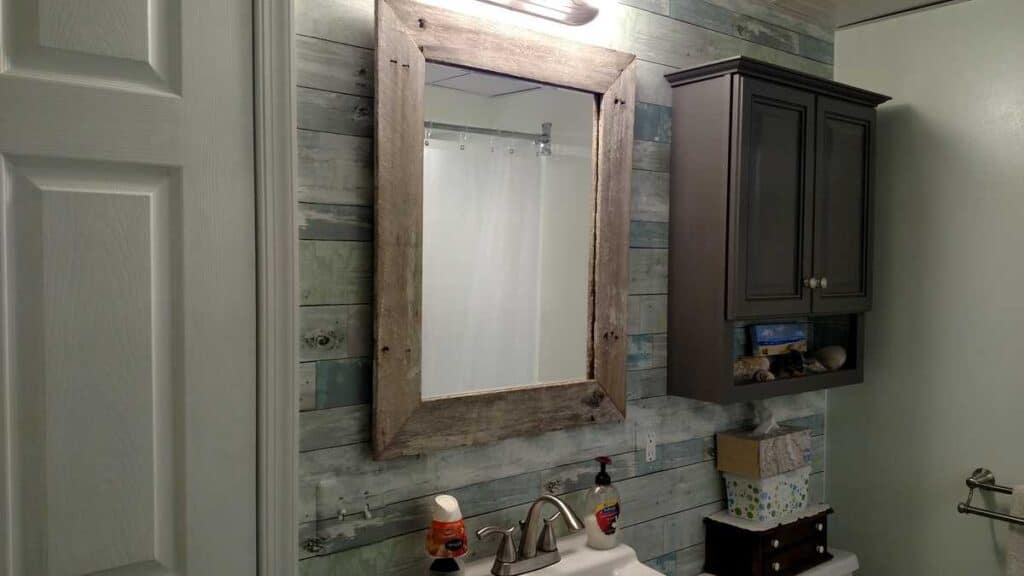 Farmhouse Style Bathroom http://www.b4andafters.com