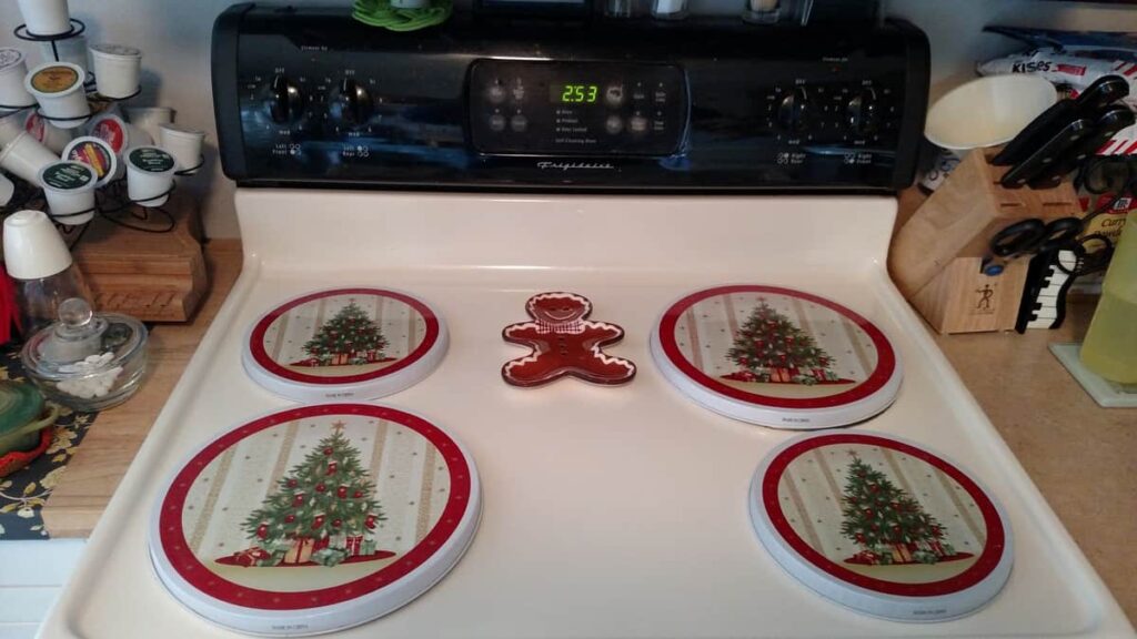 Christmas Stove Burner Covers https://www.b4andafters.com Christmas tree burner covers with gingerbread spoonrest