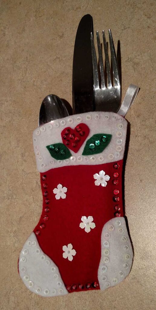Felt Christmas Stocking Silverware Holders https://www.b4andafters.com Cute Christmas stocking silverware holder
