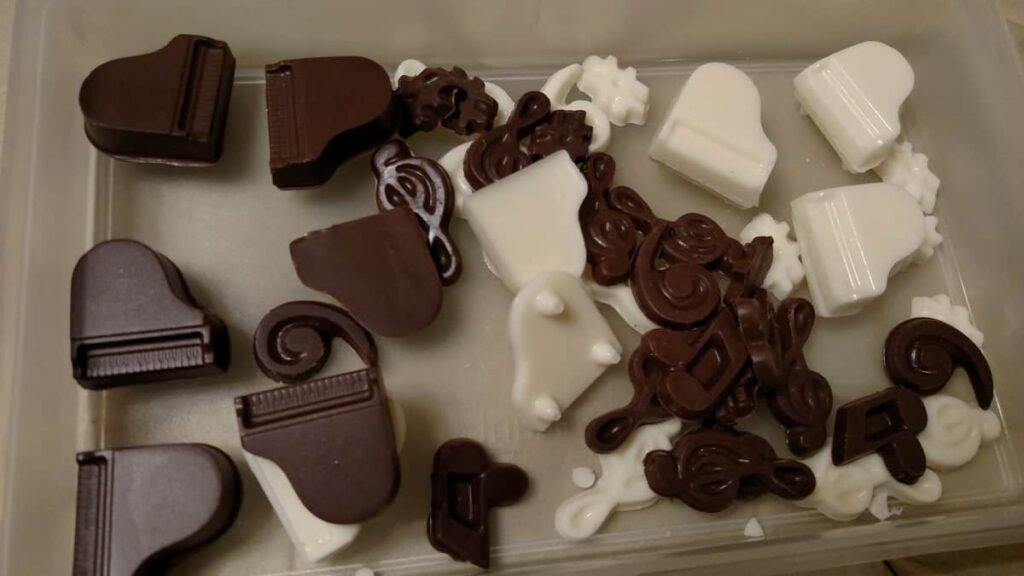 mini chocolate pianos
