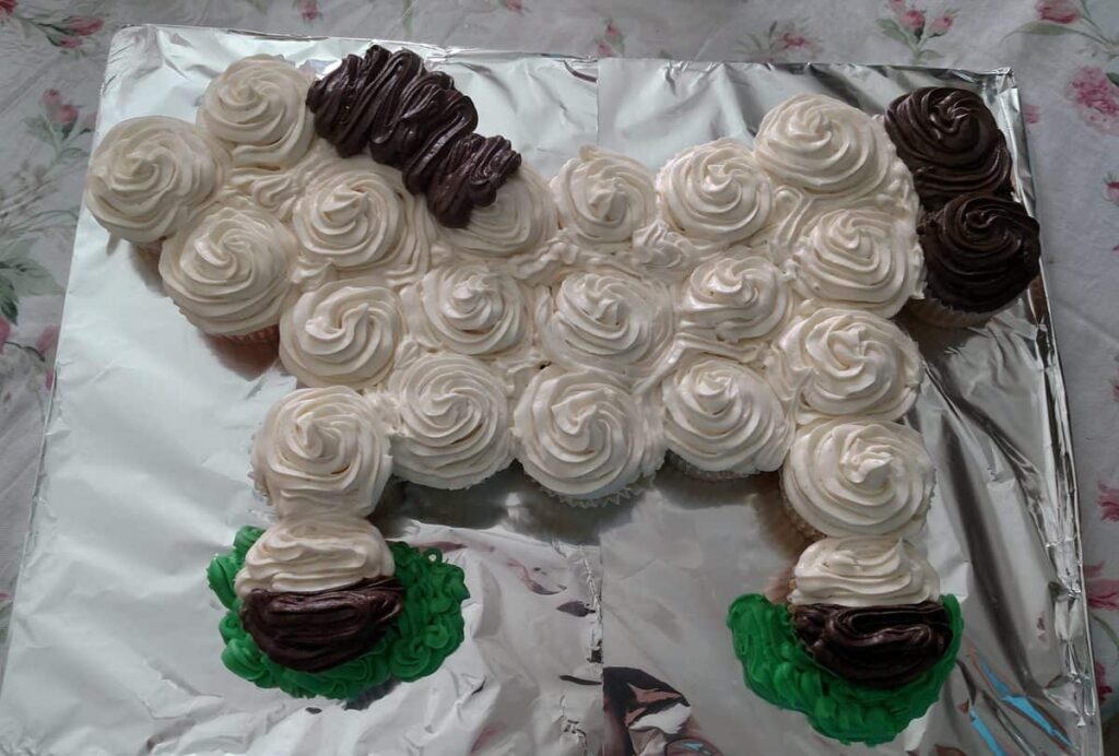 base of horse cupcake cake with main and tail frosting added