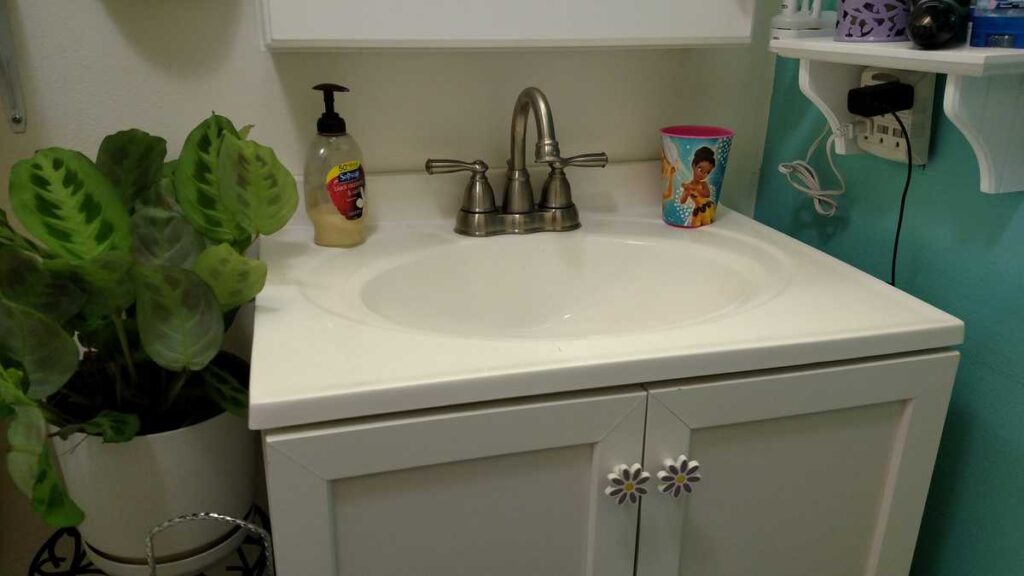 https://www.b4andafters.com/removable-tile-backsplash-for-bathroom-vanity/