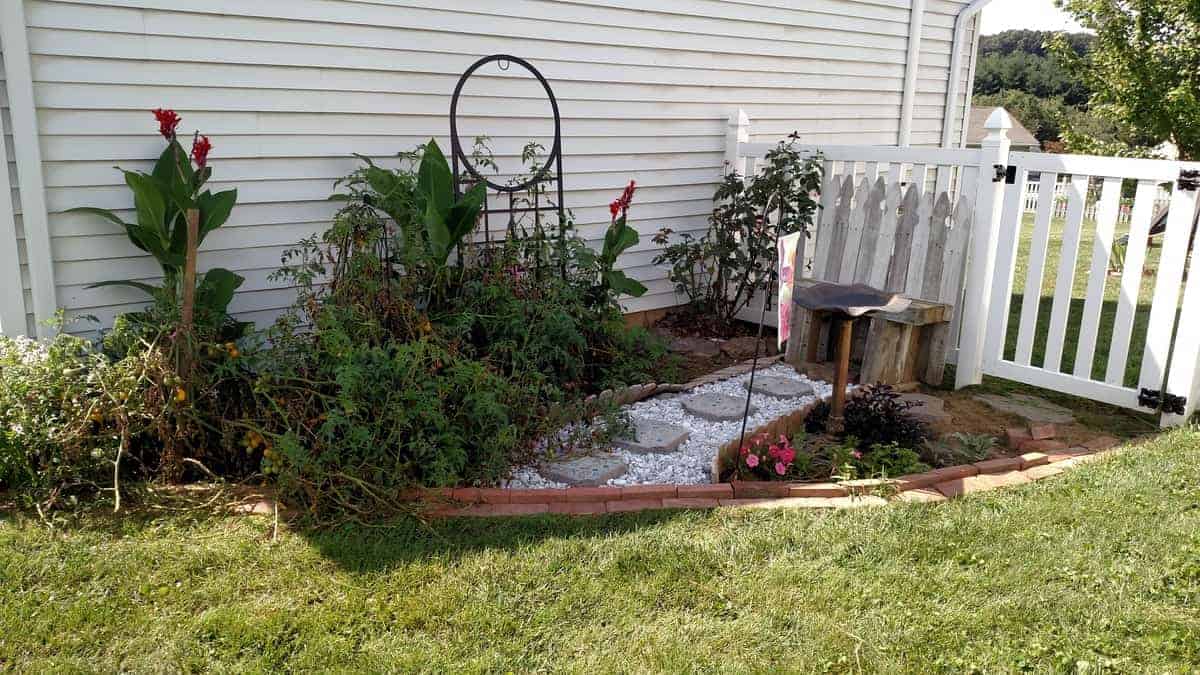 Landscaping the Right Side of our House with a Dry Riverbed https://www.b4andafters.com