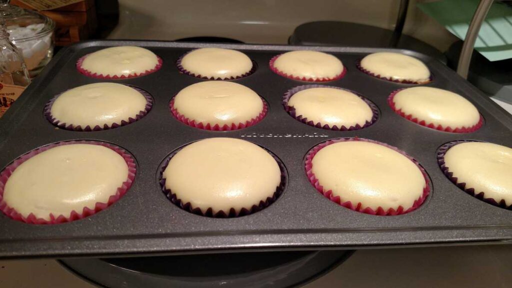 Mini Oreo Crust Cheesecakes https://www.b4andafters.com baked miniature cheesecakes