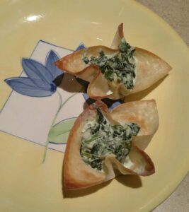 spinach and artichoke dip in wonton wrappers