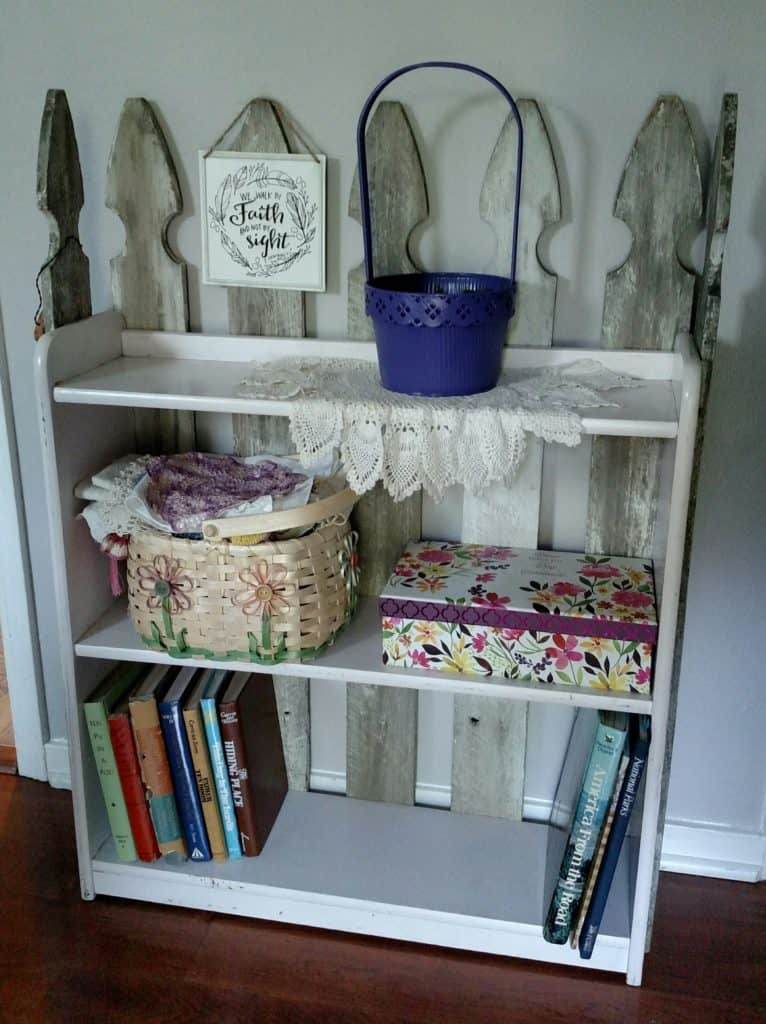 Easy Picket Fence Accent Shelves https://www.b4andafters.com fence picket bookshelf styled