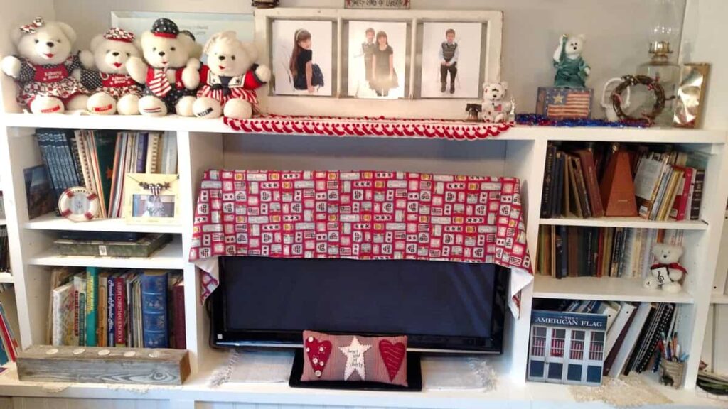 Fourth of July Decor https://www.b4andafters.com living room patriotic decor