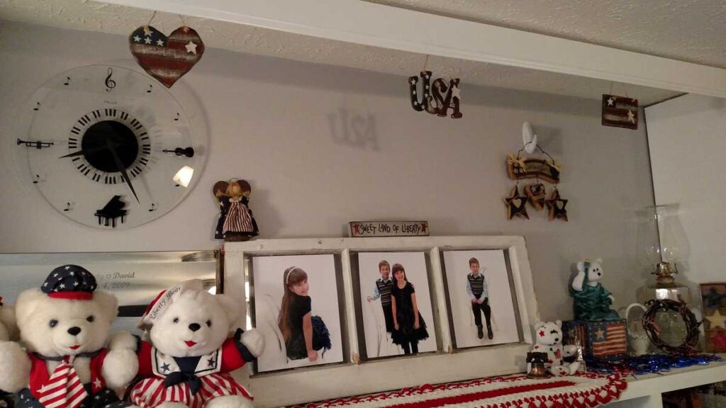 Fourth of July Decor https://www.b4andafters.com patriotic mantel area