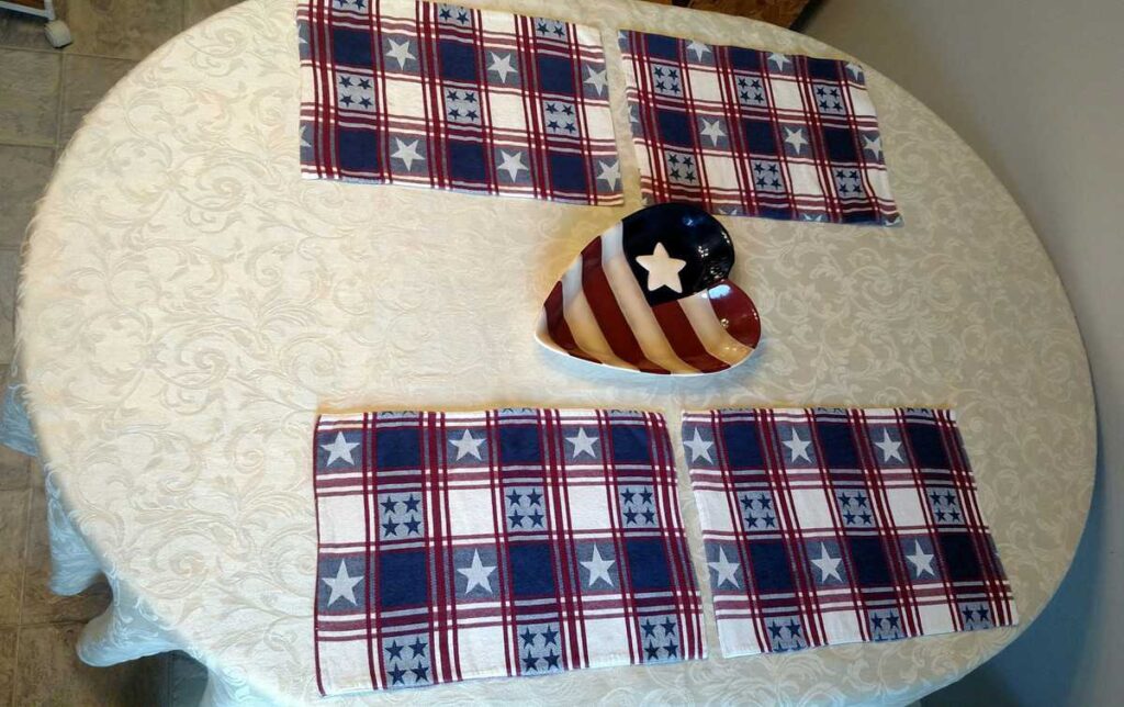 Fourth of July Decor https://www.b4andafters.com patriotic placemats