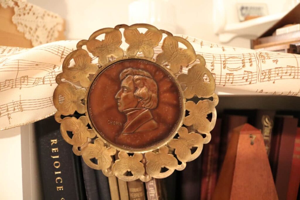Piano Decor https://www.b4andafters.com composer medallion
