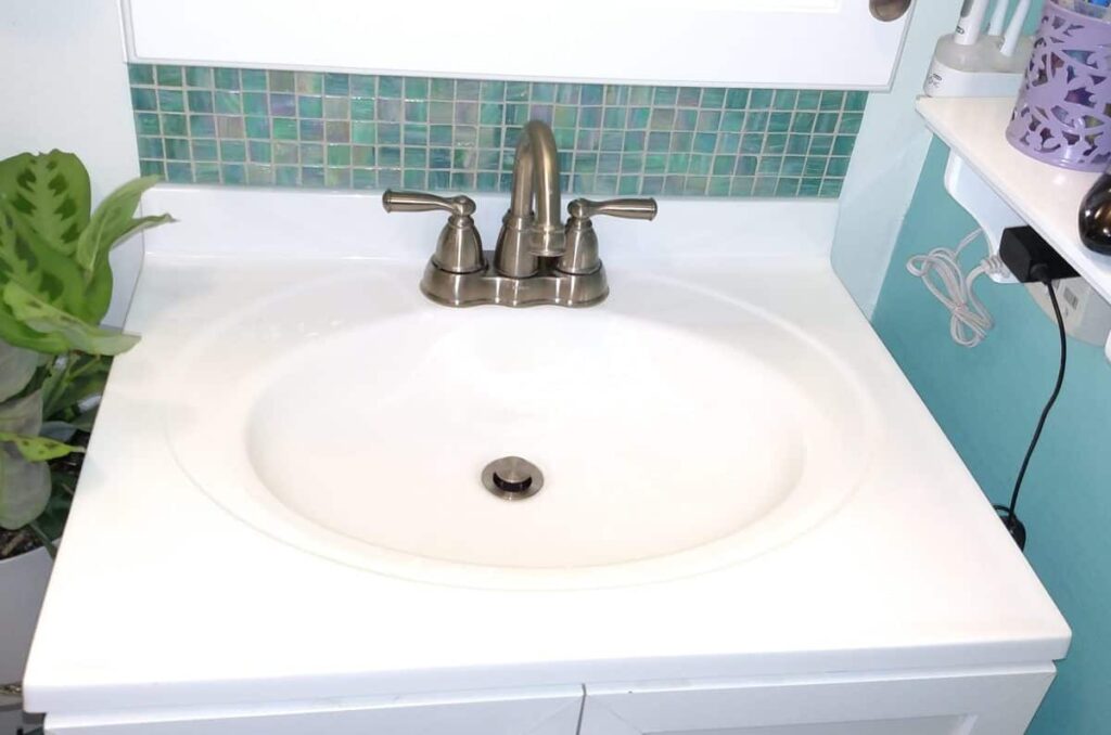 https://www.b4andafters.com/removable-tile-backsplash-for-bathroom-vanity/