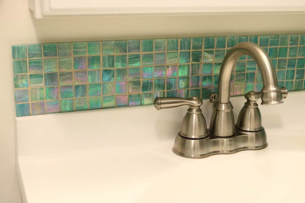 https://www.b4andafters.com/removable-tile-backsplash-for-bathroom-vanity/