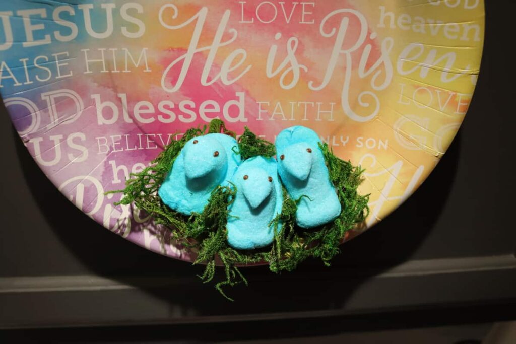 Easy Easter Kitchen Cabinet Decor https://www.b4andafters.com