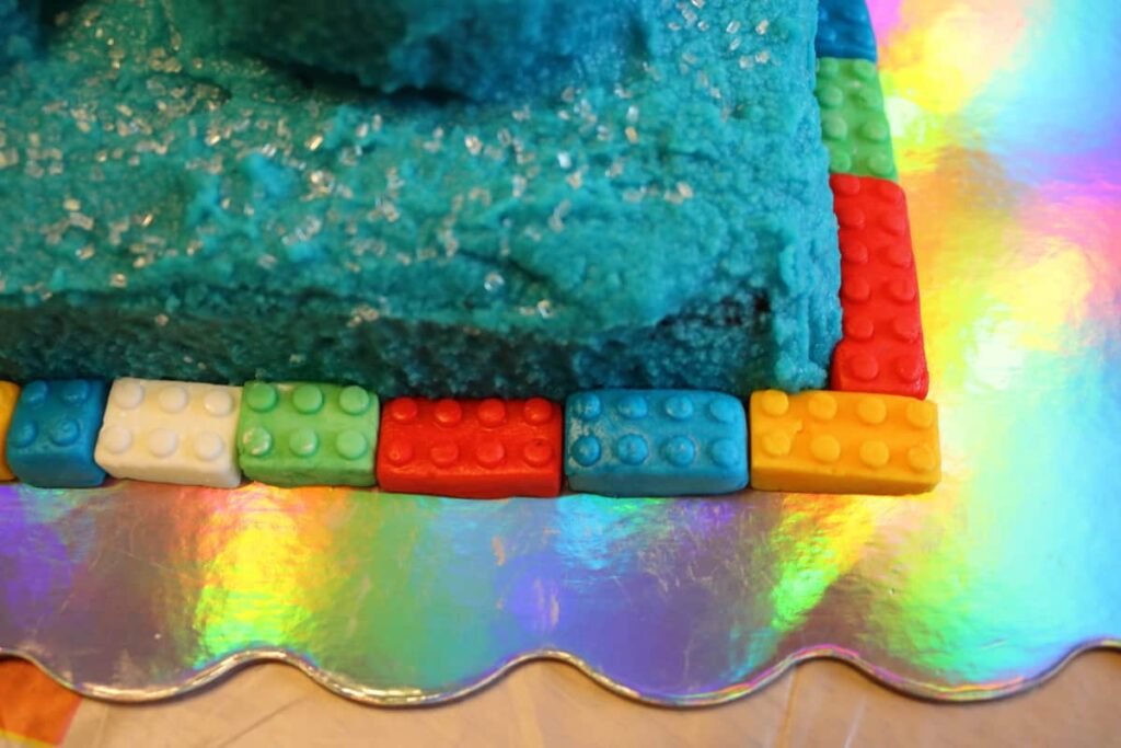 closeup of lego fondant border around cake