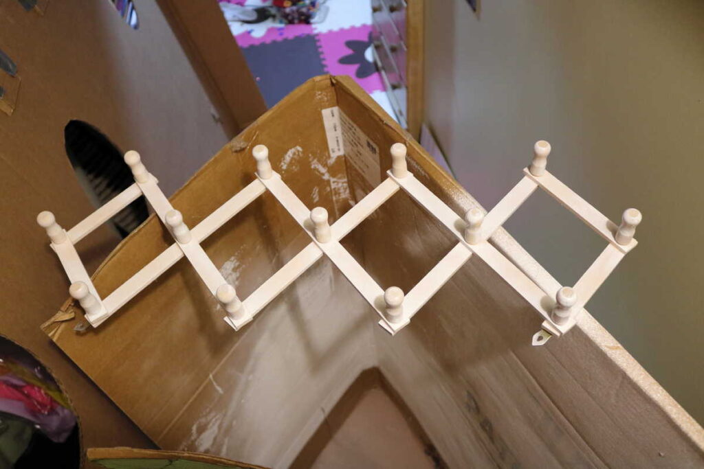 accordion peg hooks