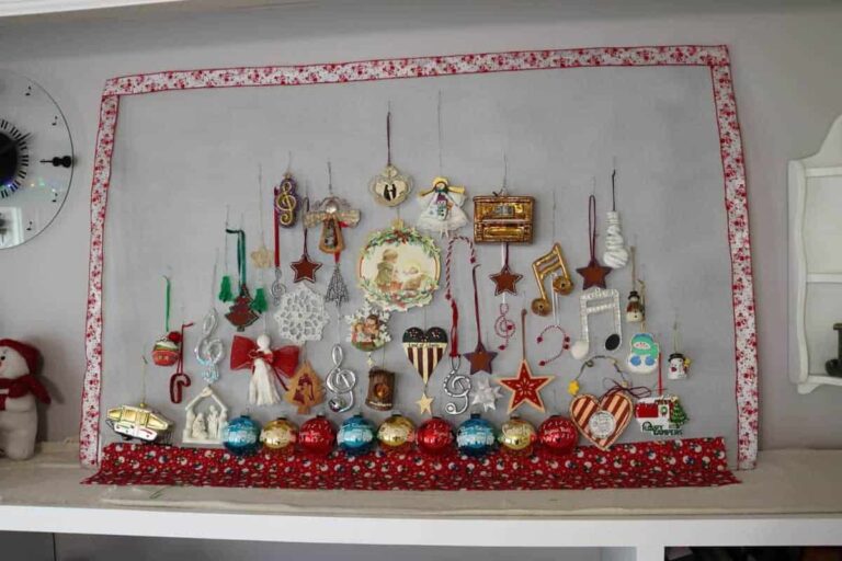 Christmas Ornament Display Screen