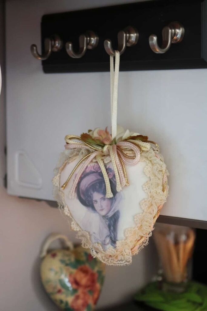 https://www.b4andafters.com/kitchen-cupboard-valentine-decor