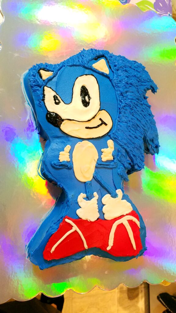 sonic the hedgehog cake with fur added to his hair