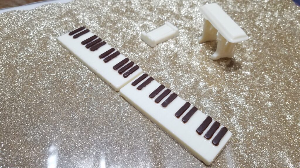 edible chocolate piano
