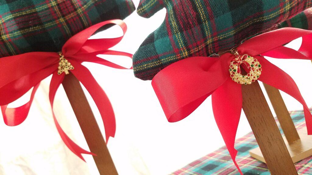 red grosgrain ribbon on bottom of fabric tree