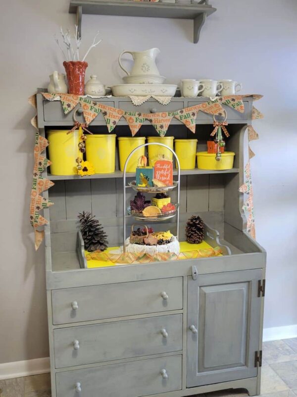How to Decorate a Hutch for Fall