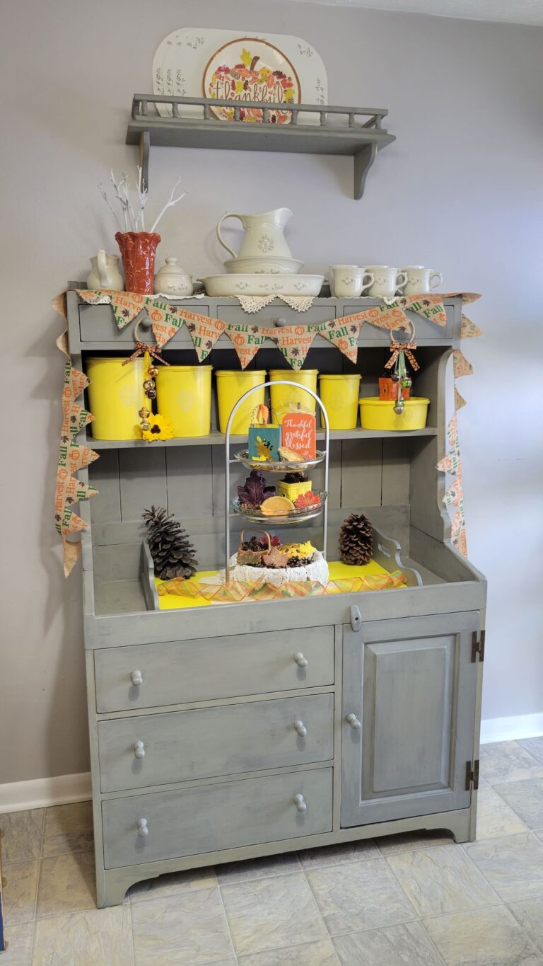 How to Decorate a Hutch for Fall