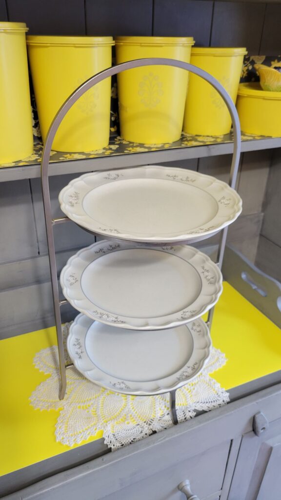 plate rack with 3 plates on it