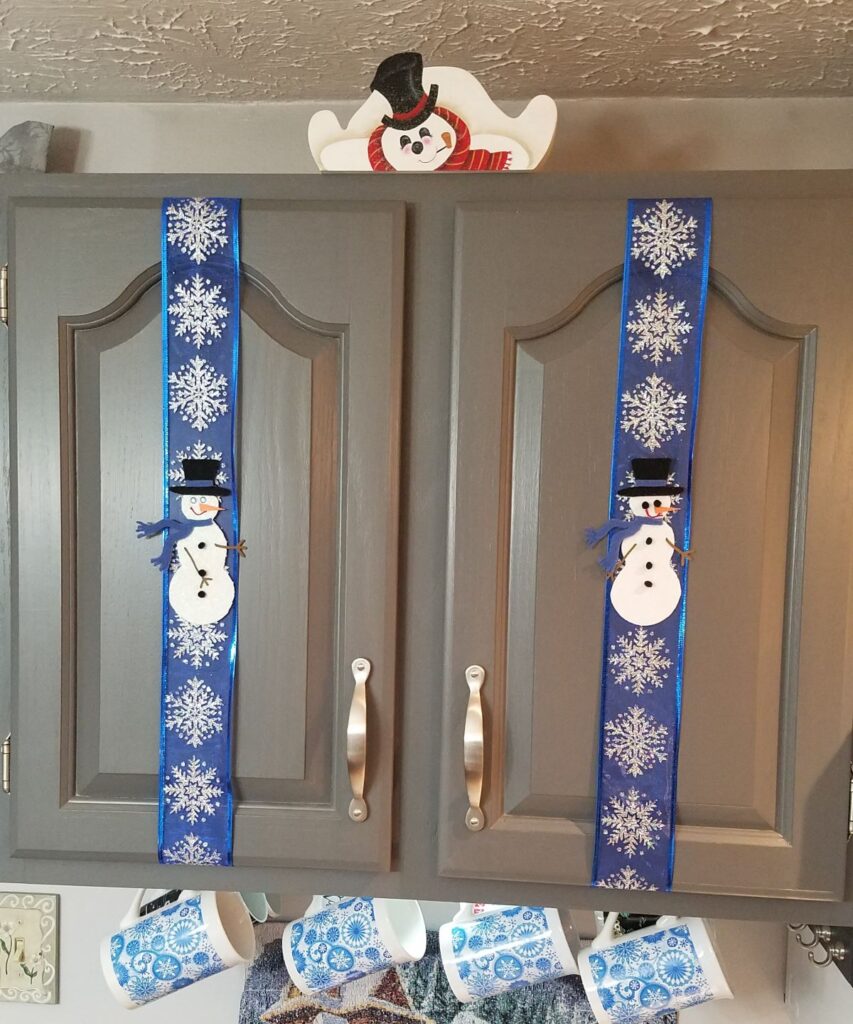 3 snowman on cupboard door