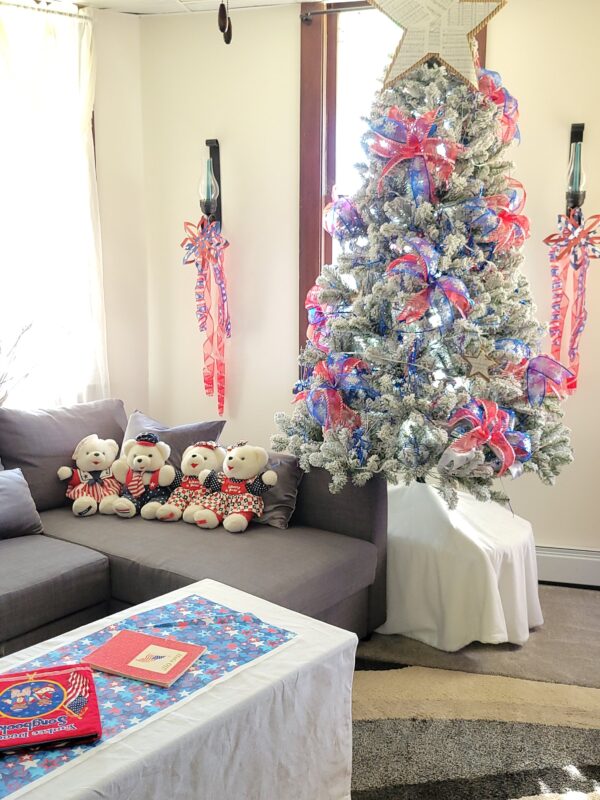 How to Decorate a Patriotic Christmas Tree
