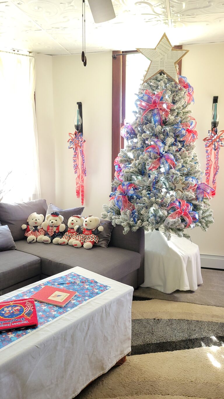 How to Decorate a Patriotic Christmas Tree